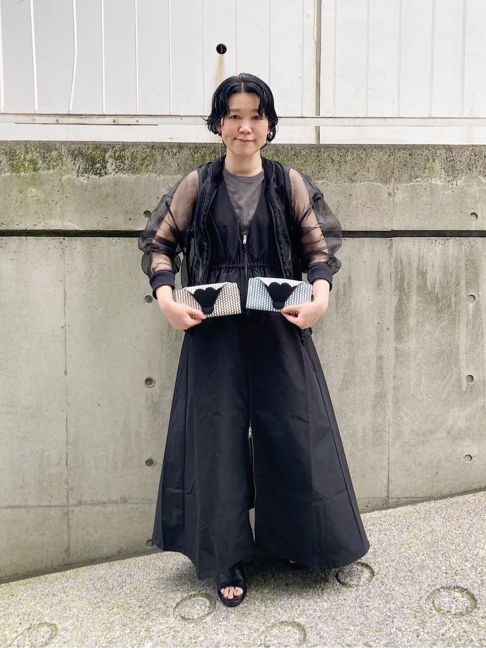 ブラック系の財布、ブルー系の財布を着用したレディースの夏コーディネートの4枚目の写真