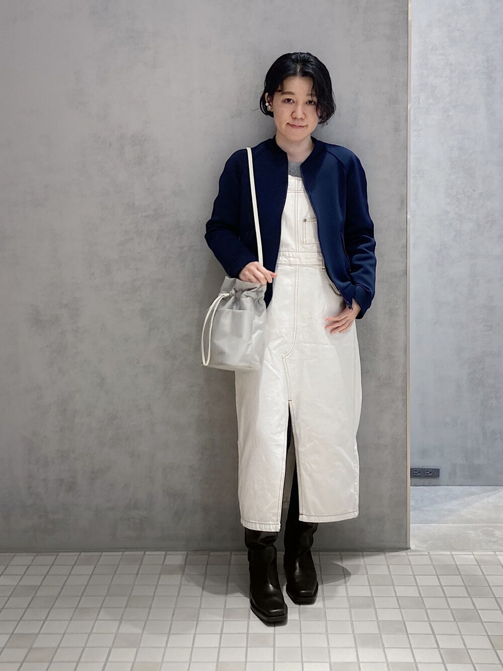 グレー系のショルダーバッグを着用したレディースの春コーディネートの3枚目の写真