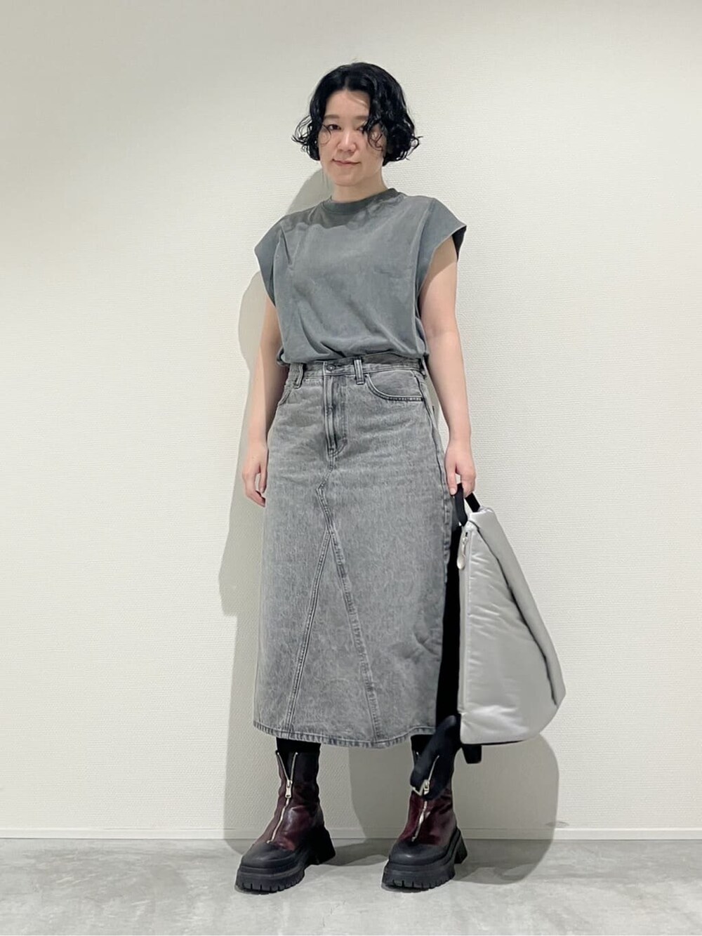 グレー系のバックパック/リュック、ブラック系のバックパック/リュックを着用したレディースの夏コーディネートの7枚目の写真