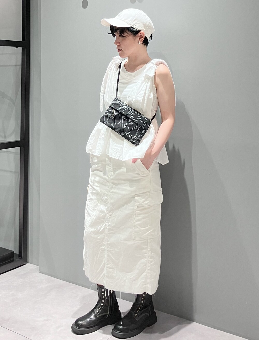 ブラック系のショルダーバッグ、ベージュ系のショルダーバッグを着用したレディースの夏コーディネートの3枚目の写真