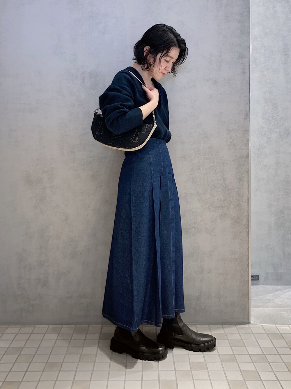「お出かけコーデ、はるコーデ、デニムコーデ、ロングスカート、ヒロコハヤシ、HIROKOHAYASHI、HIROKO HAYASHI、シンフルコーデ、カジュアル、休日スタイル、ミニバッグ」｜「HIROKO HAYASHIのPASTICCIO(パスティッチョ)ポーチバッグ（ハンドバッグ、ブラック系）」を使った、mc_hhさん（レディース・156cm）の春コーディネートの2枚目の写真