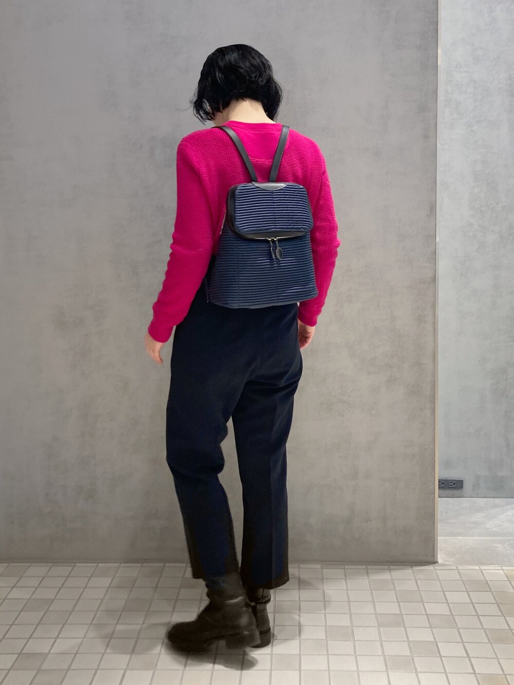ブルー系のバックパック/リュックを着用したレディースの春コーディネートの2枚目の写真