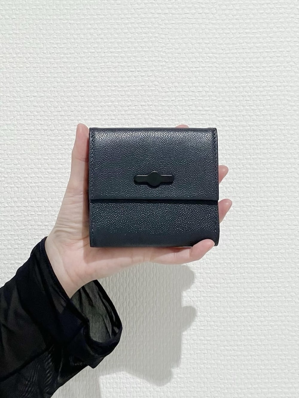 グレー系の財布、グレー系の財布を着用したレディースの秋コーディネートの6枚目の写真