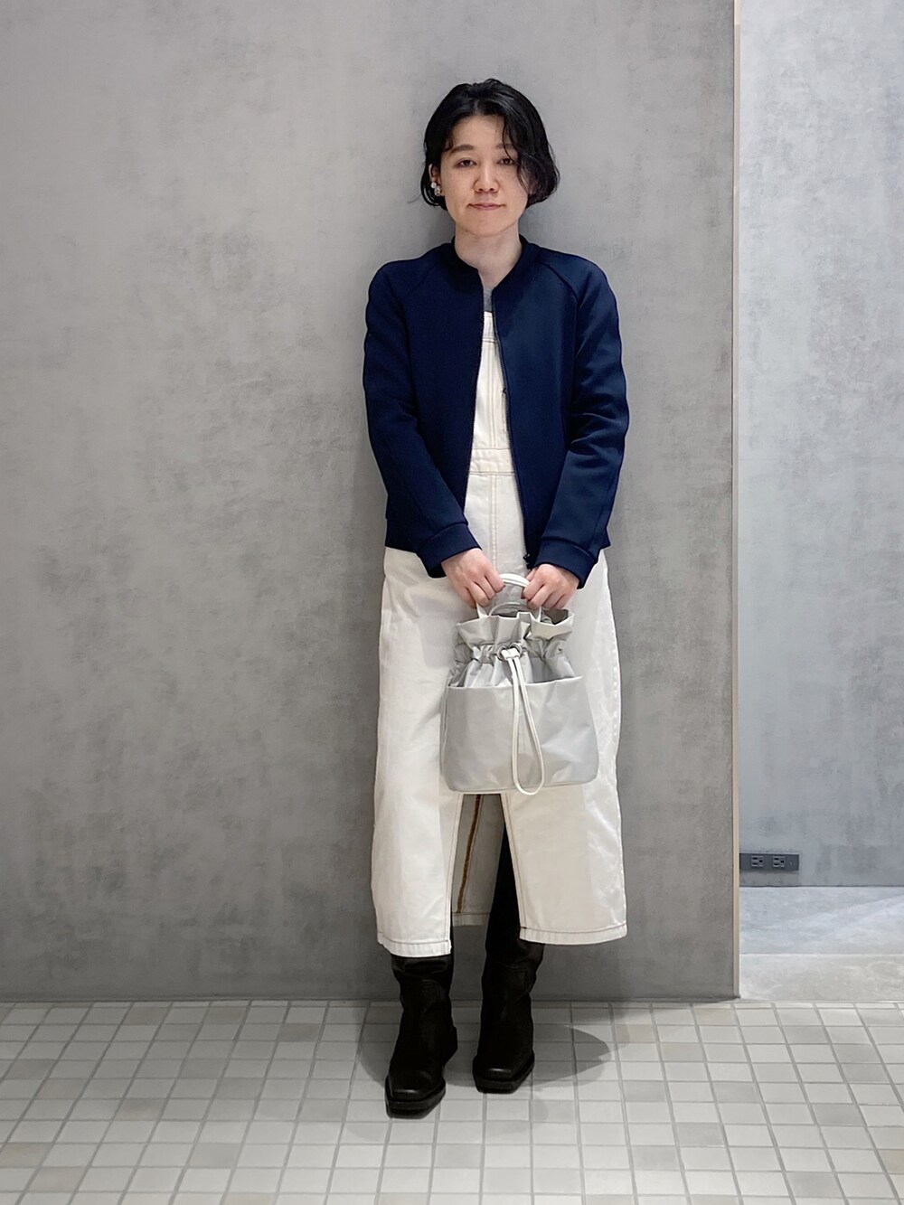 グレー系のショルダーバッグを着用したレディースの春コーディネートの4枚目の写真