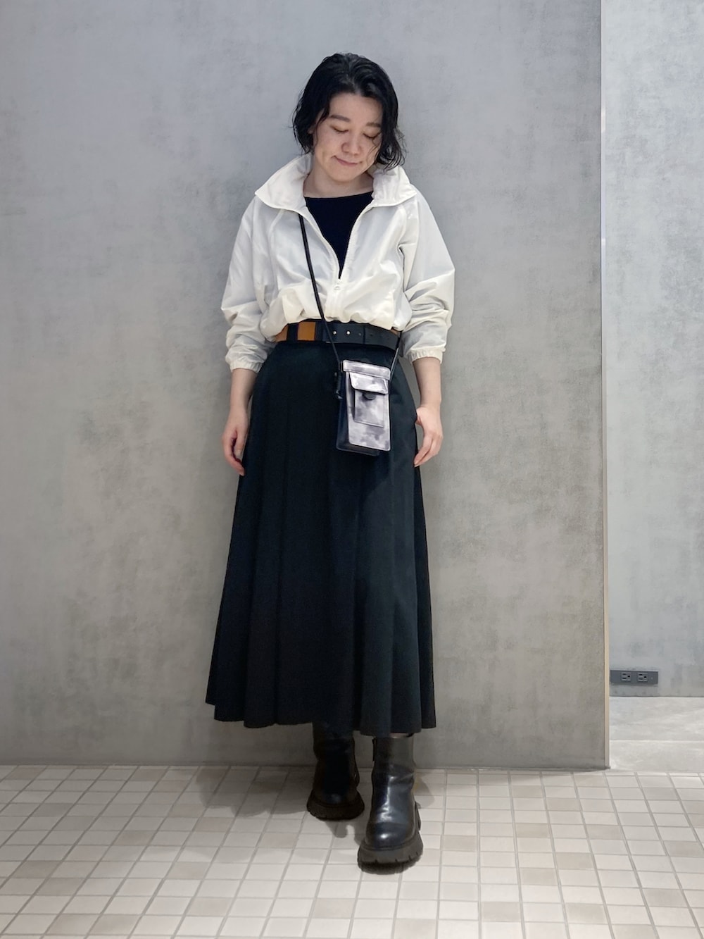 「スマホショルダー、スマホポシェット、HIROKOHAYASHI、HIROKO HAYASHI、ヒロコハヤシ、モノトーン、カジュアルコーデ、フレアスカート、スカートスタイル、シンプル、カジュアル、オトナカジュアル」｜「HIROKO HAYASHIのMARMO(マルモ)スマホポシェット（ショルダーバッグ、シルバー系）」を使った、mc_hhさん（レディース・156cm）の春コーディネートの2枚目の写真