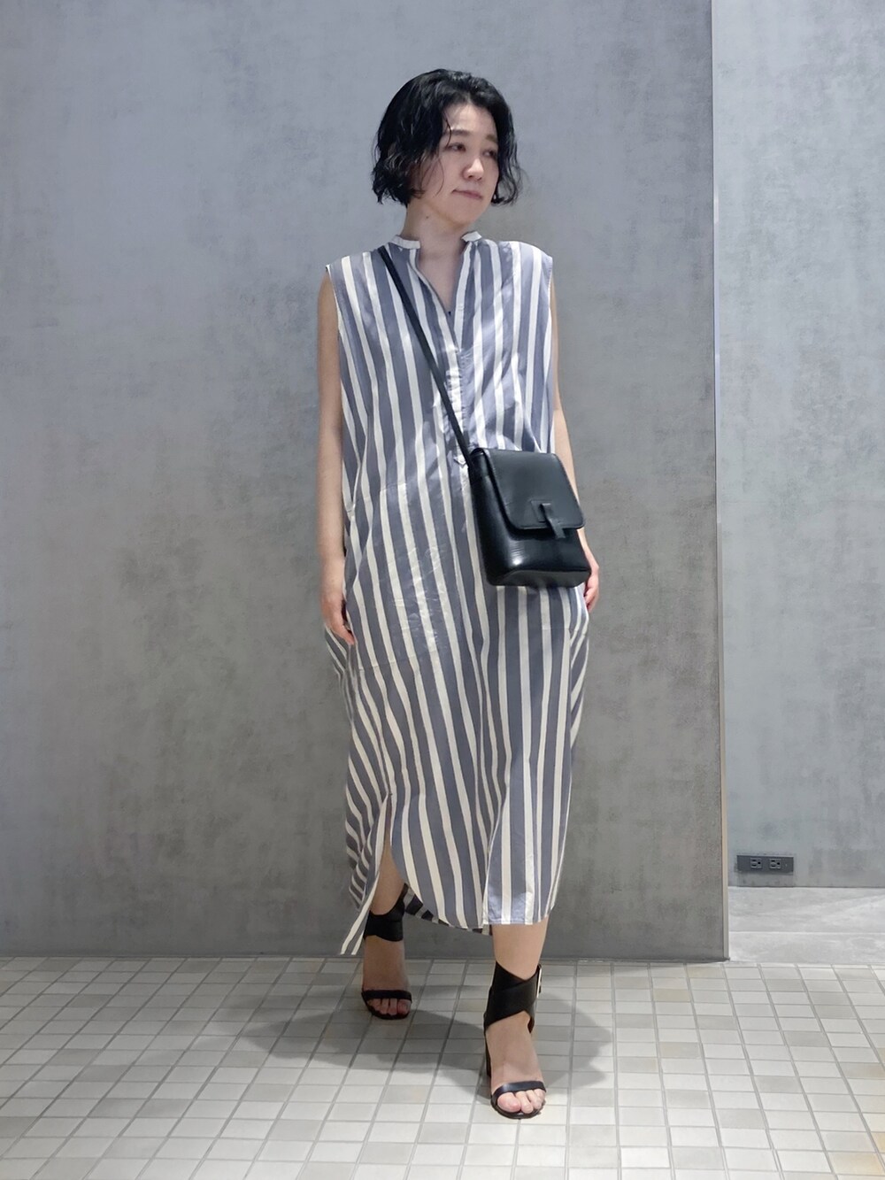 ブラック系のショルダーバッグを着用したレディースの春コーディネートの2枚目の写真