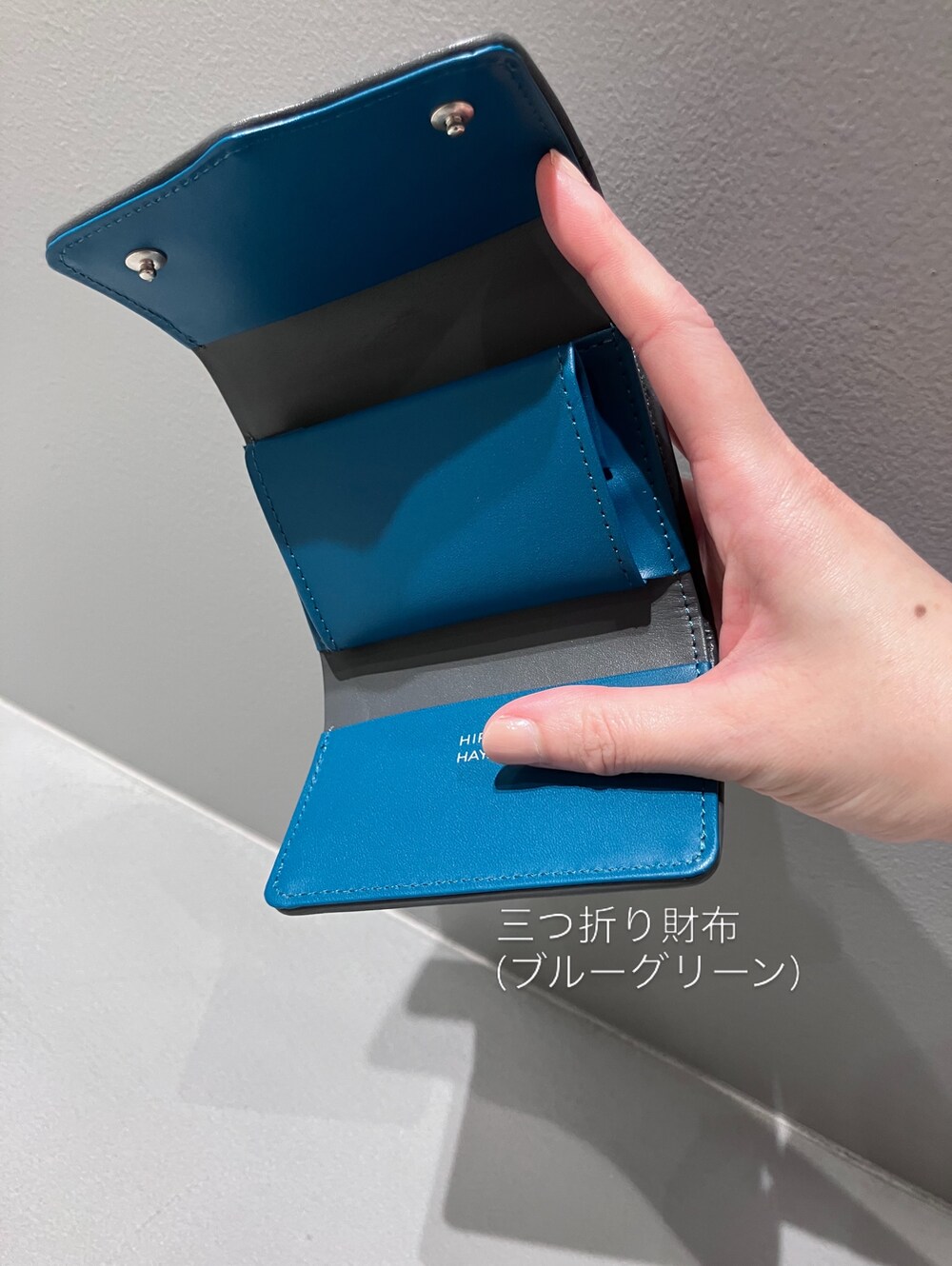 イエロー系の財布、ブルー系の財布、イエロー系の財布を着用したレディースの夏コーディネートの7枚目の写真
