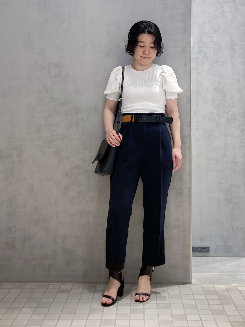 「HIROKOHAYASHI、ヒロコハヤシ、HIROKO HAYASHI、シンプル、パンツスタイル、パフスリーブ、サンダル、ホワイト、ネイビー、ベルト、オトナカジュアル、カジュアル」｜「HIROKO HAYASHIのFILATO REALE(フィラート レアーレ)ショルダーバッグ（ショルダーバッグ、ブラック系）」を使った、mc_hhさん（レディース・156cm）の春コーディネートの2枚目の写真