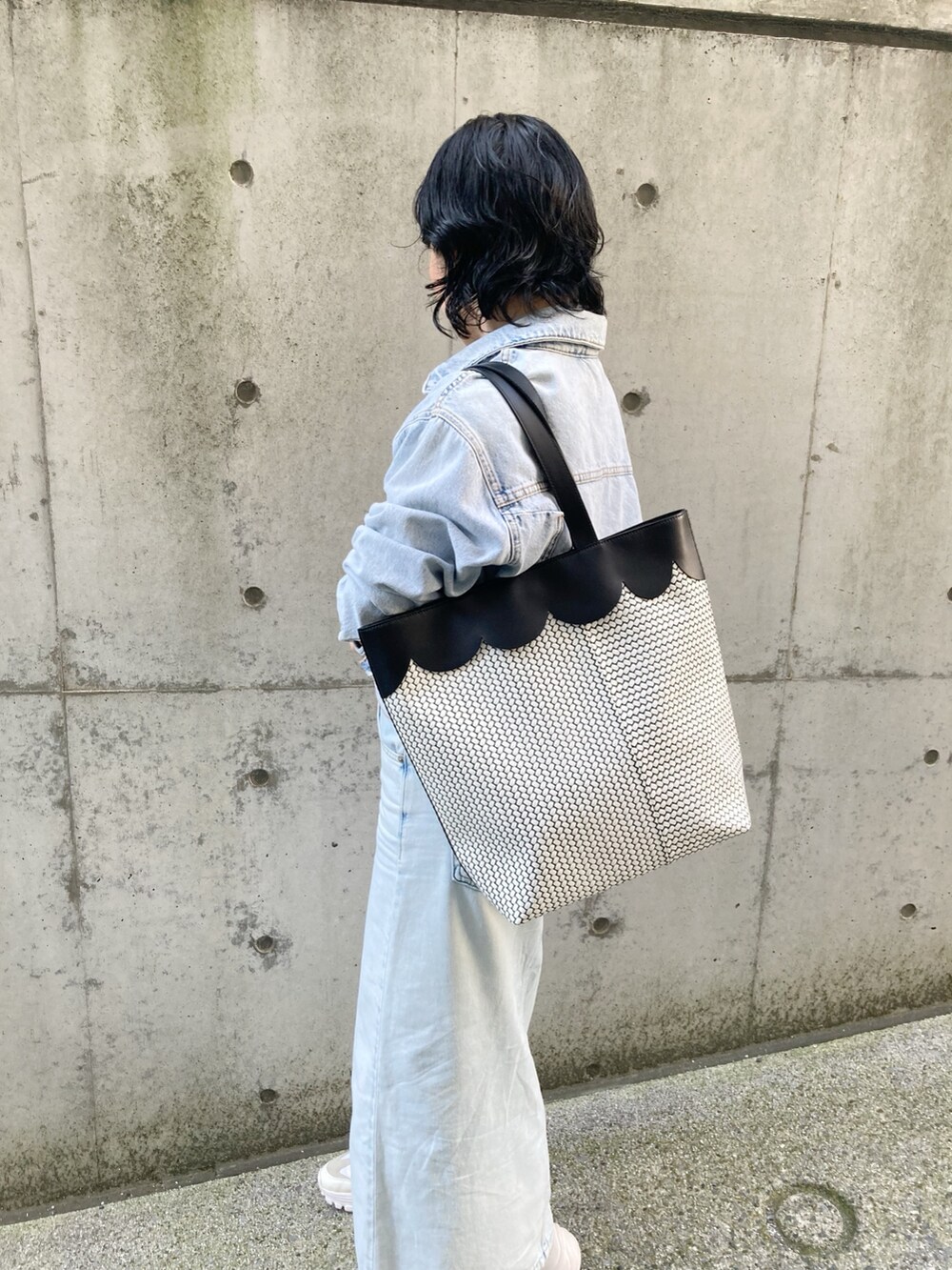 「トートバッグ、ヒロコハヤシ、HIROKO HAYASHI、HIROKOHAYASHI、デニム、カジュアル、レザーバッグ」｜「HIROKO HAYASHIの【数量限定】OTTICA ROVESCIO（オッティカ ロベーショ） トートバッグ（トートバッグ、ブラック系）」を使った、mc_hhさん（レディース・156cm）の夏コーディネートの2枚目の写真