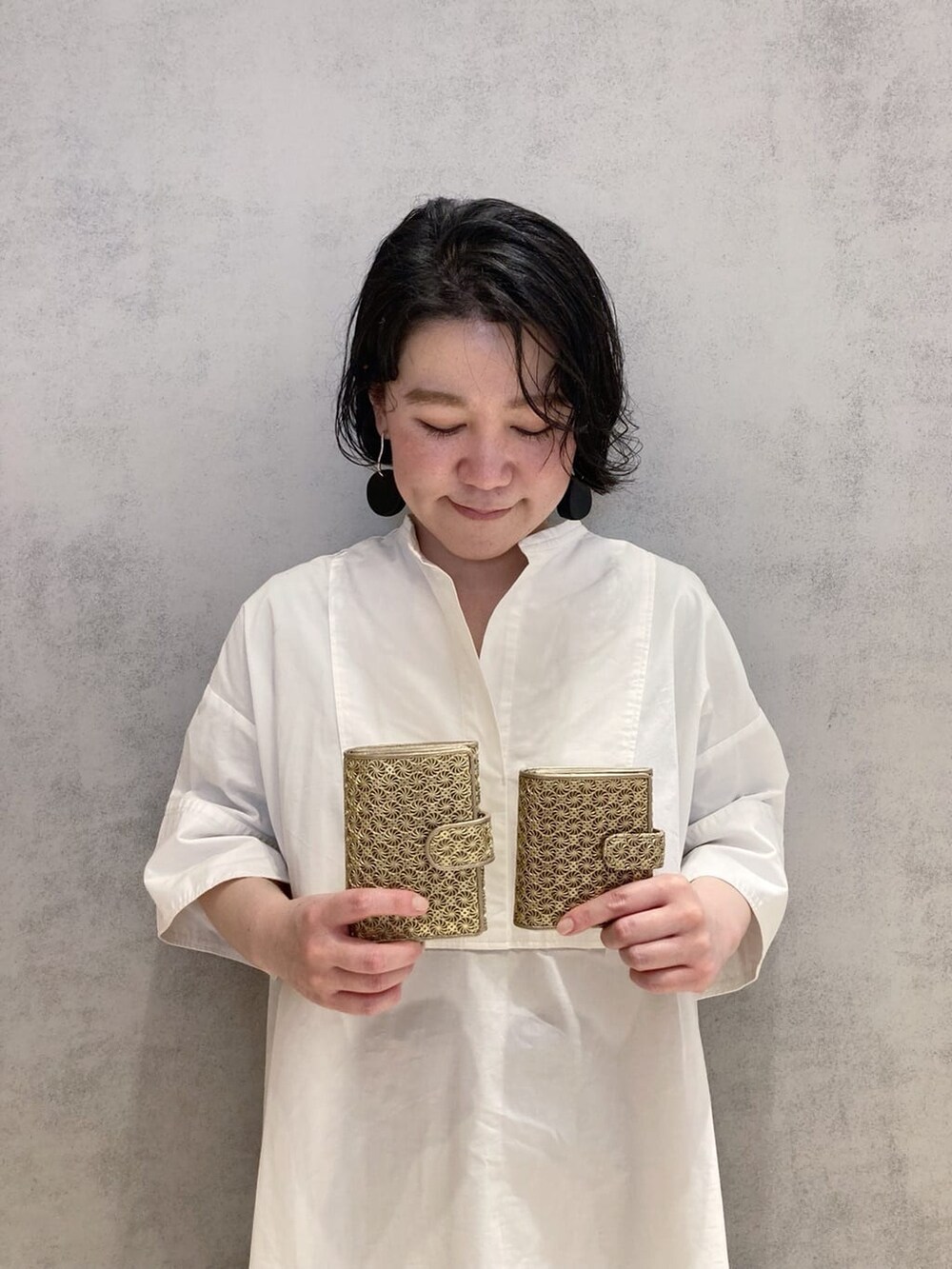 ブラック系の財布、ゴールド系の財布、ピンク系の財布を着用したレディースの夏コーディネートの4枚目の写真