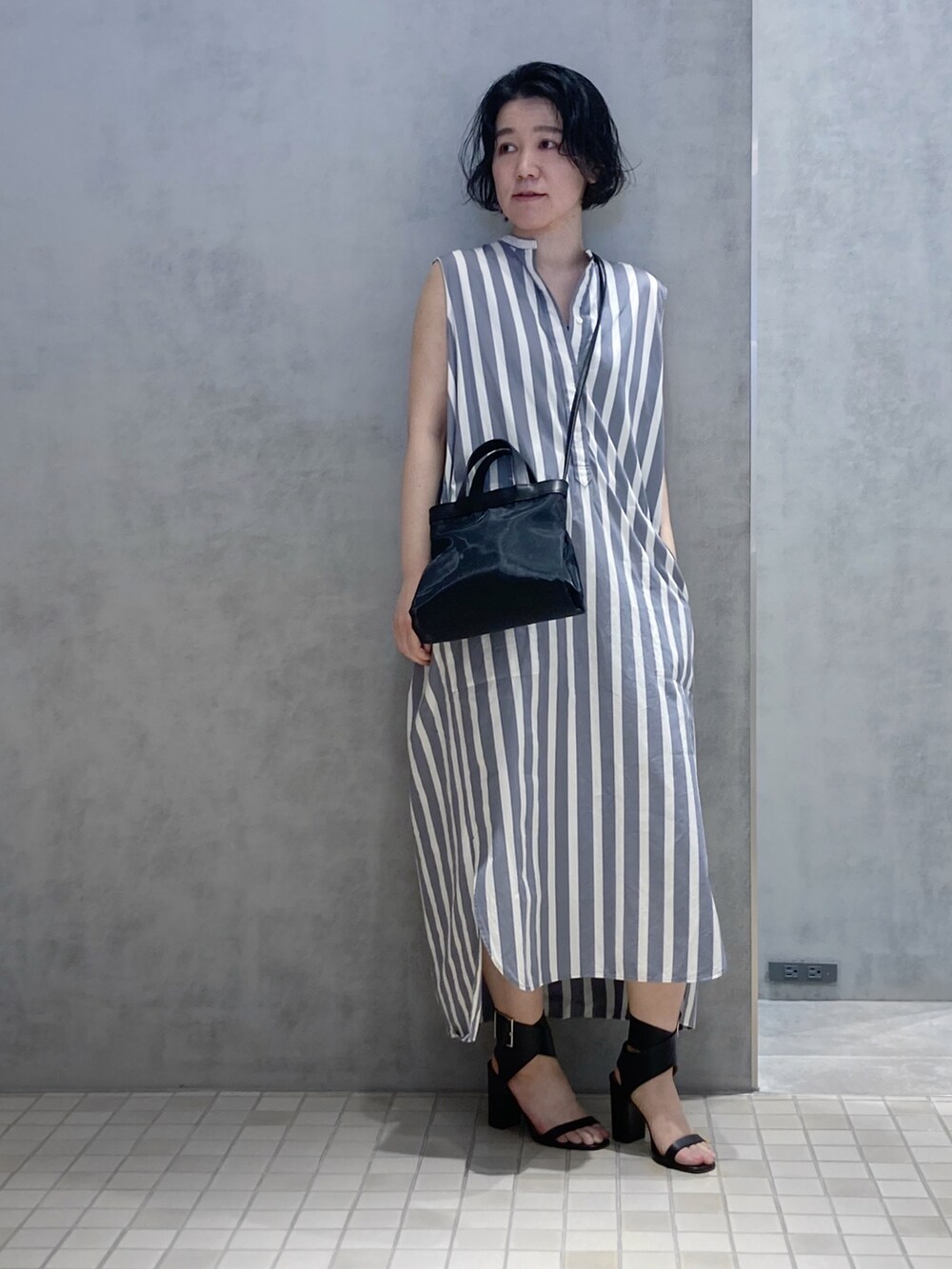 ブラック系のショルダーバッグを着用したレディースの春コーディネートの3枚目の写真