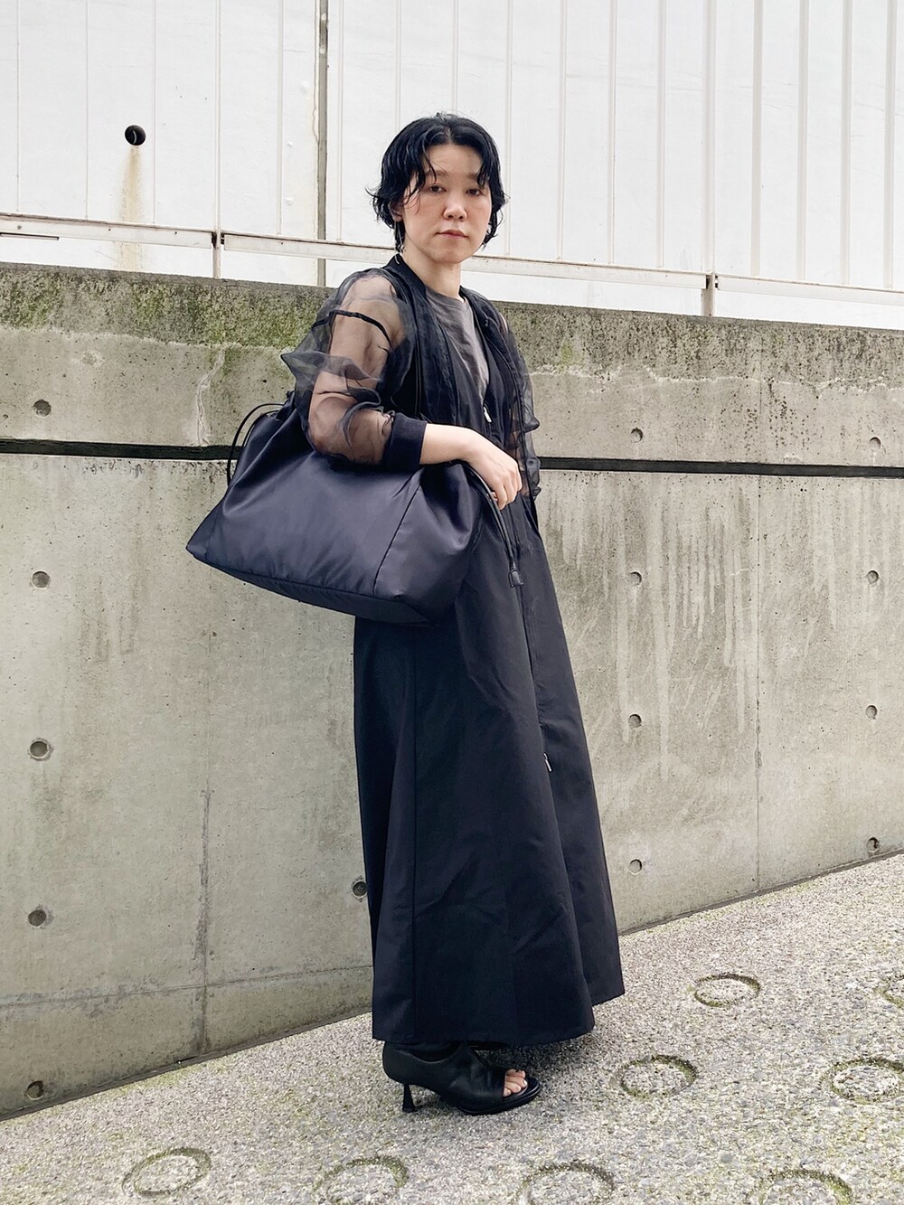 「トートバッグ、HIROKO HAYASHI、HIROKOHAYASHI、ヒロコハヤシ、ブラック、カジュアル、ワンピース」｜「HIROKO HAYASHIのLUINI SATINE（ルイーニ サティーネ）トートバッグ（トートバッグ、ブラック系）」を使った、mc_hhさん（レディース・156cm）の夏コーディネートの2枚目の写真