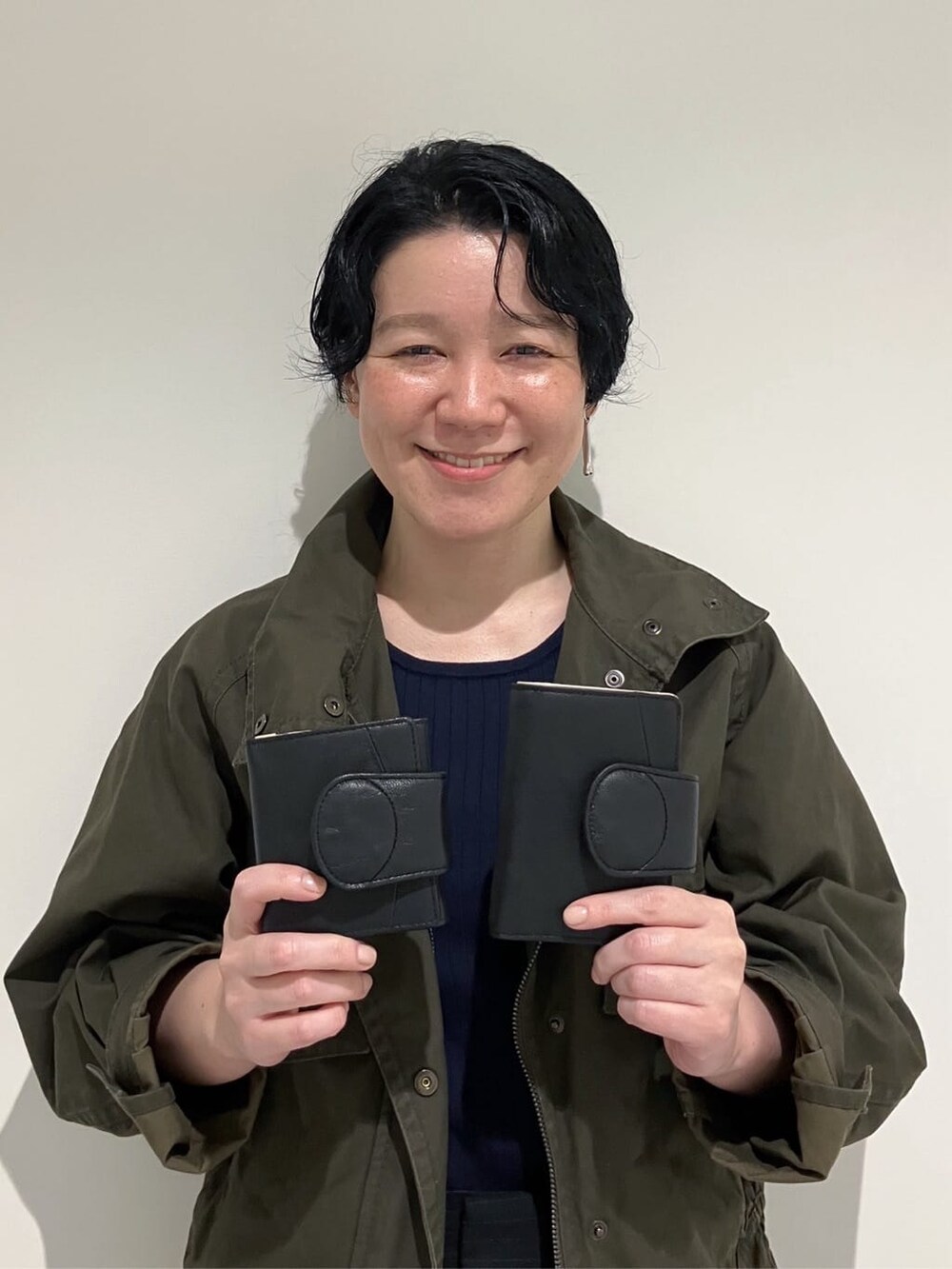 ブラック系の財布、ブルー系の財布、ブルー系の財布を着用したレディースの秋コーディネートの6枚目の写真