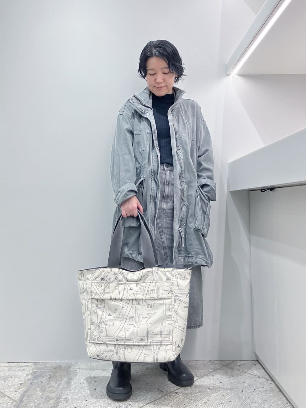 ブラック系のボストンバッグ、ベージュ系のボストンバッグ、ブラック系のショルダーバッグを着用したレディースの秋コーディネートの2枚目の写真