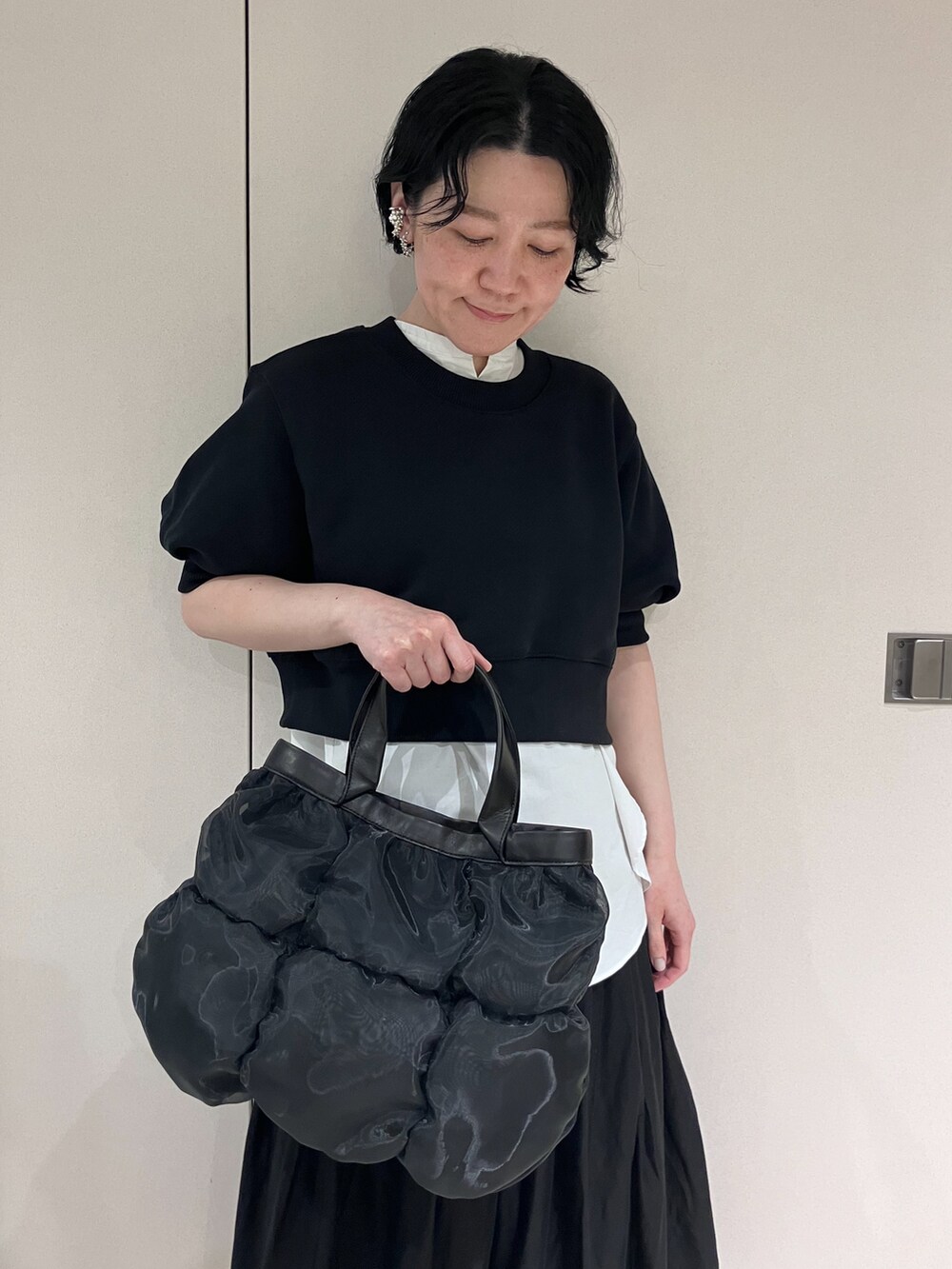 ホワイト系のハンドバッグ、ブラック系のハンドバッグを着用したレディースの春コーディネートの7枚目の写真