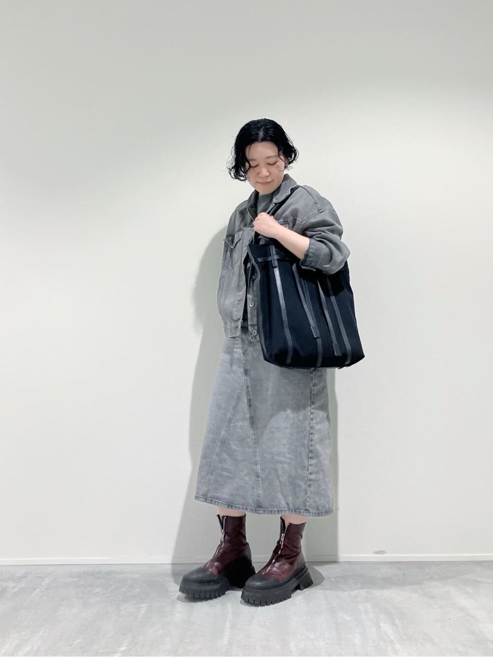 グレー系のトートバッグ、ブラック系のトートバッグを着用したレディースの春コーディネートの2枚目の写真
