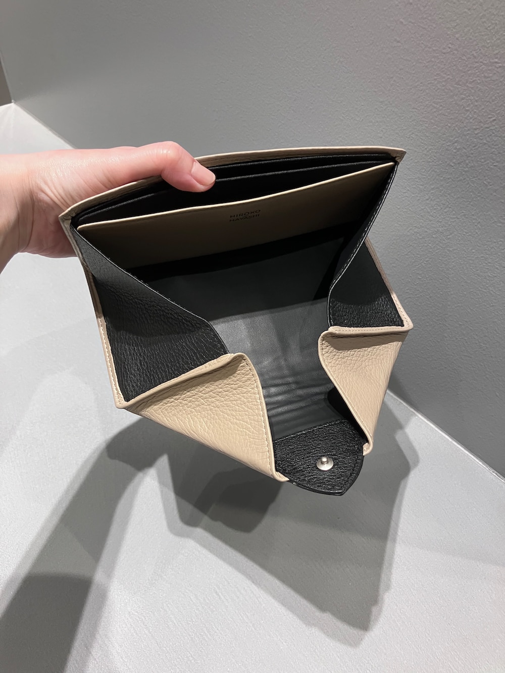 ベージュ系の財布、ベージュ系の財布、ベージュ系の財布を着用したレディースの夏コーディネートの3枚目の写真