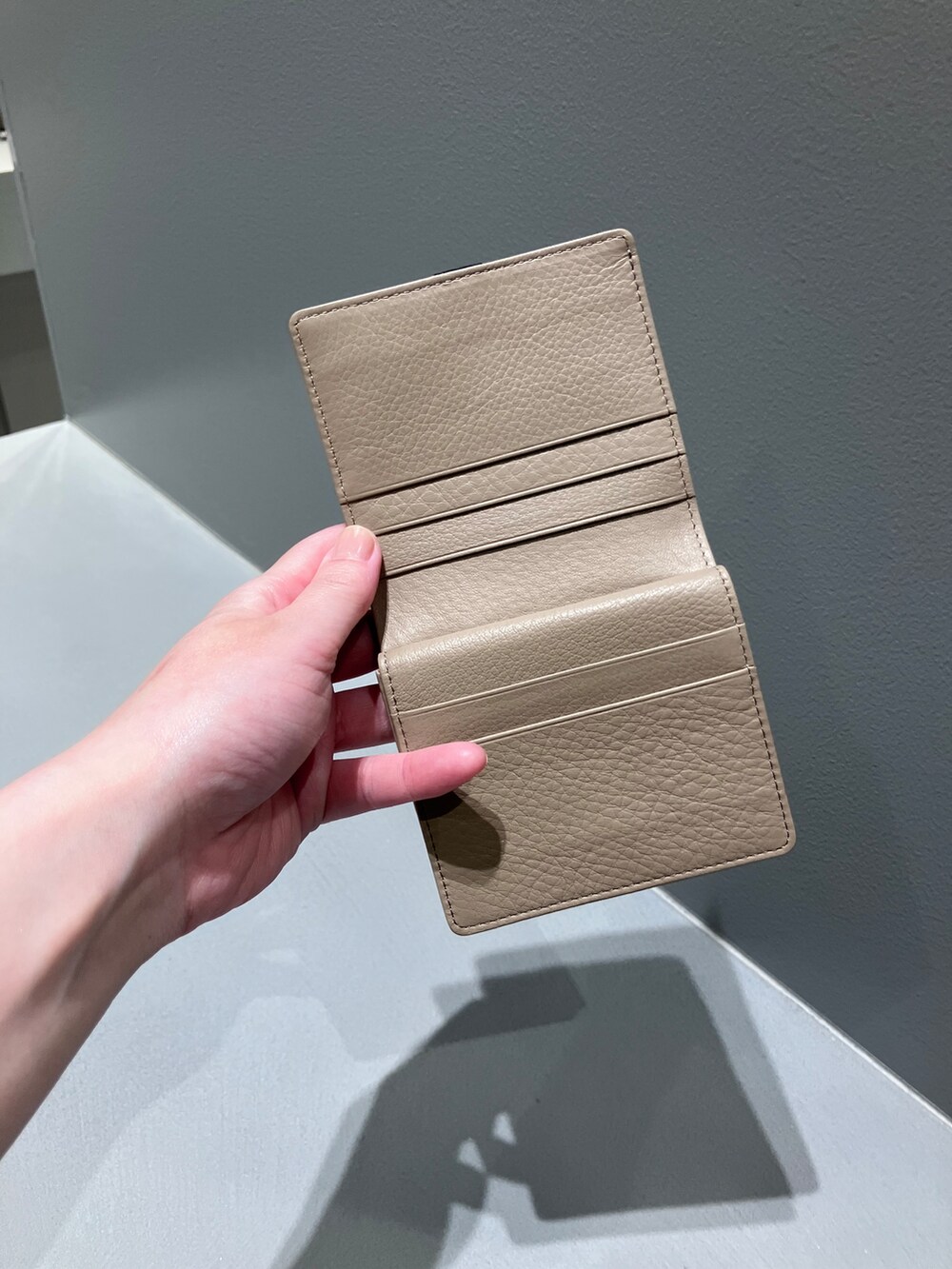 ベージュ系の財布、ベージュ系の財布、ベージュ系の財布を着用したレディースの夏コーディネートの5枚目の写真