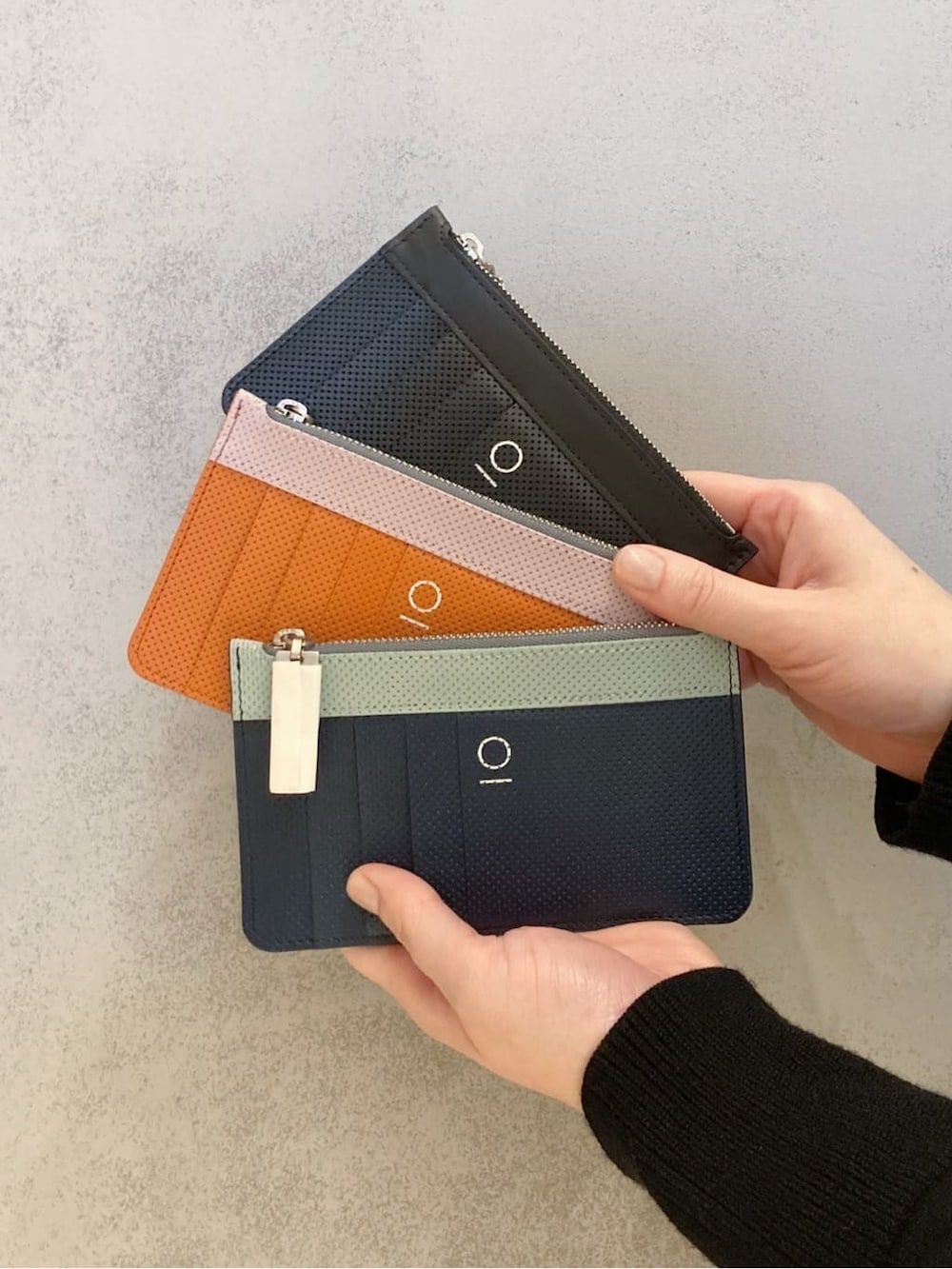 オレンジ系の財布、ブラック系の財布、ブルー系の財布を着用したレディースの冬コーディネートの2枚目の写真