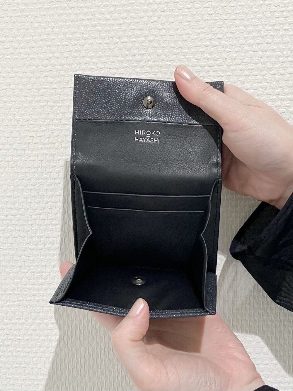 グレー系の財布、グレー系の財布を着用したレディースの秋コーディネートの7枚目の写真