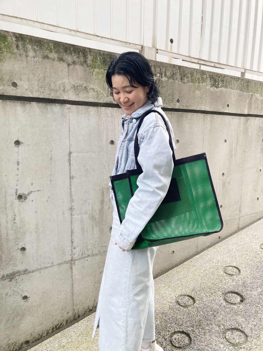 「デニム、デニムオンデニム、メッシュ、ビビッドカラー、グリーン、ヒロコハヤシ、HIROKO HAYASHI、HIROKOHAYASHI」｜「HIROKO HAYASHIのGRIGLIA（グリリア）トートバッグ（トートバッグ、グリーン系）」を使った、mc_hhさん（レディース・156cm）の春コーディネートの2枚目の写真