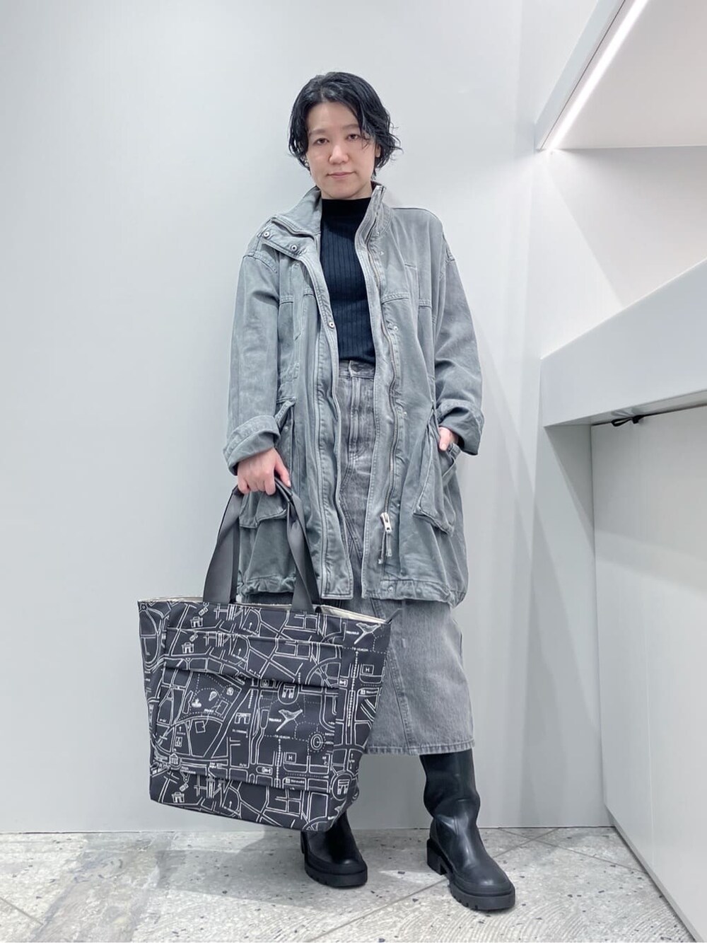 ブラック系のボストンバッグ、ベージュ系のボストンバッグ、ブラック系のショルダーバッグを着用したレディースの秋コーディネートの4枚目の写真