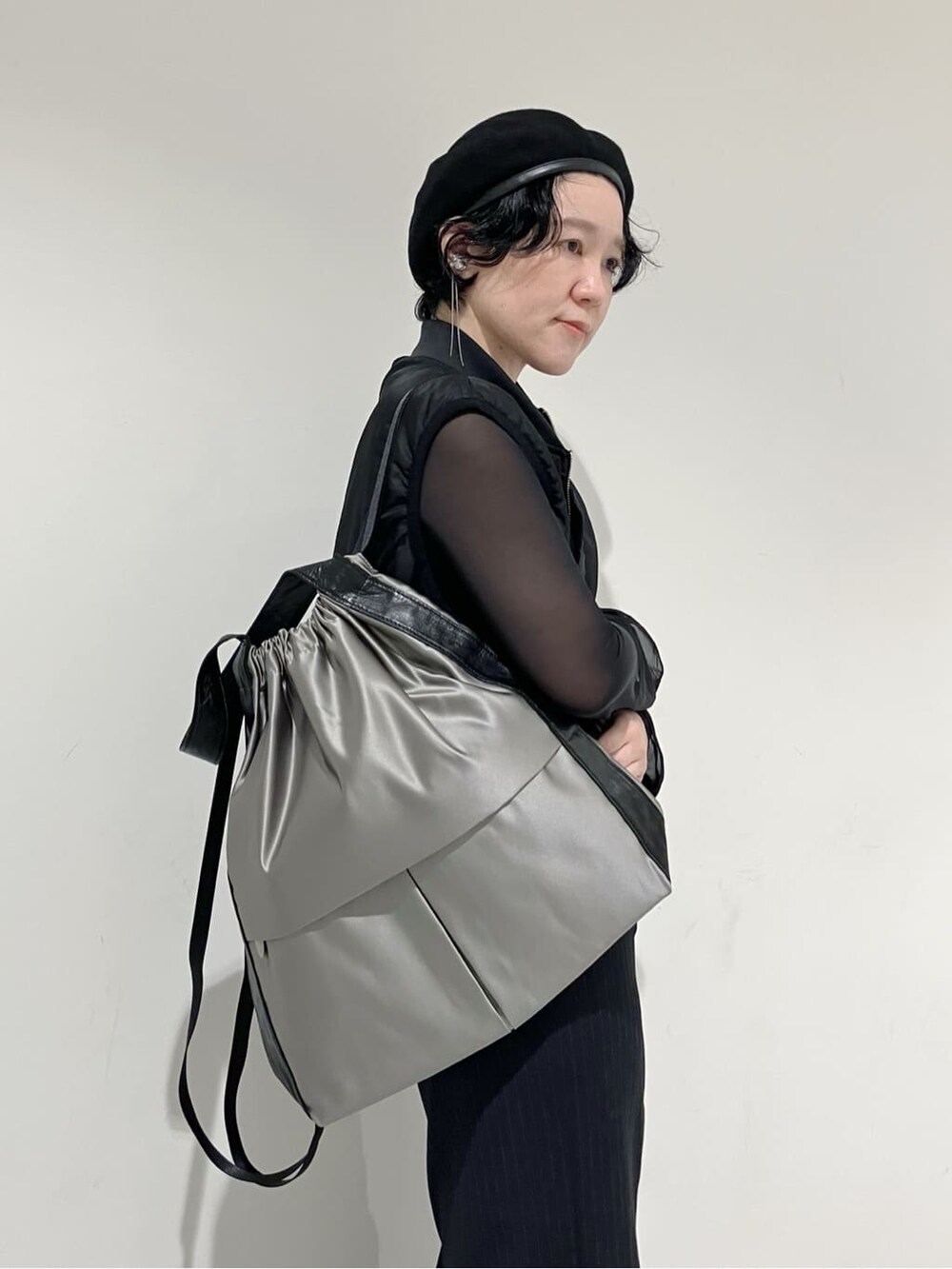 グレー系のバックパック/リュックを着用したレディースの秋コーディネートの3枚目の写真