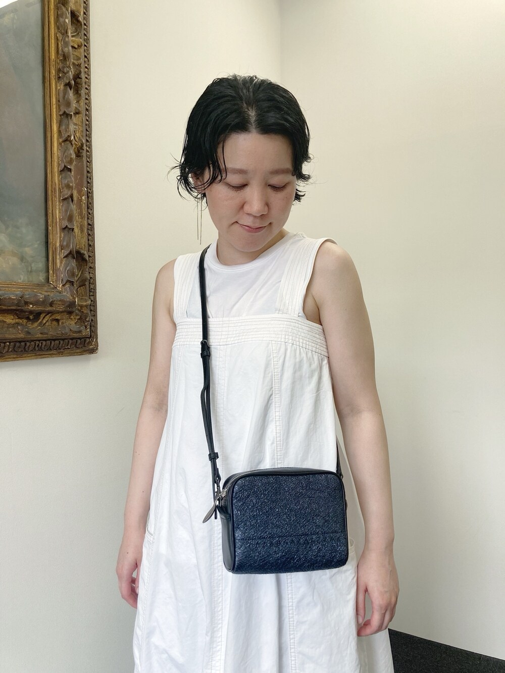 「ショルダーバッグ、HIROKO HAYASHI、ヒロコハヤシ、HIROKOHAYASHI、レザーバッグ、ワンピース、ホワイト、カジュアル」｜「HIROKO HAYASHIの【WEB・梅田限定】CUCINETTA（クチネッタ）ショルダーバッグ（ショルダーバッグ、ブルー系）」を使った、mc_hhさん（レディース・156cm）の夏コーディネートの3枚目の写真