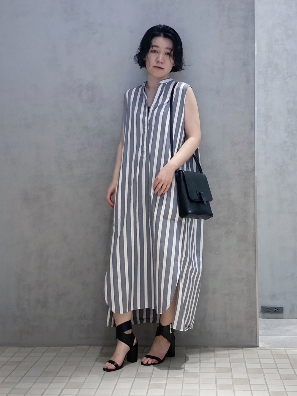 ブラック系のショルダーバッグを着用したレディースの春コーディネートの4枚目の写真