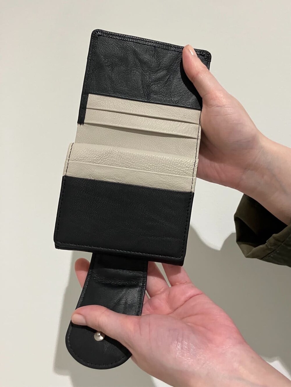 ブラック系の財布、ブルー系の財布、ブルー系の財布を着用したレディースの秋コーディネートの7枚目の写真