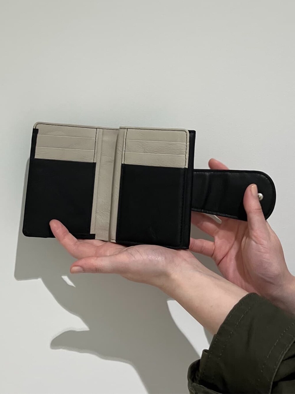 ブラック系の財布、ブルー系の財布、ブルー系の財布を着用したレディースの秋コーディネートの10枚目の写真