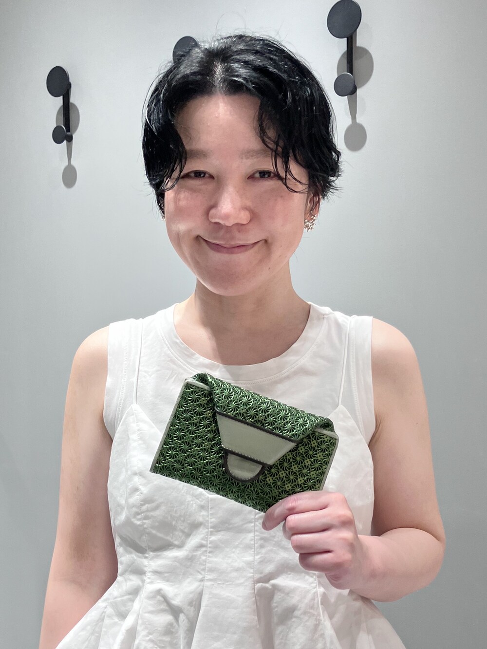グリーン系の財布、グリーン系の財布、グリーン系の財布を着用したレディースの夏コーディネートの7枚目の写真