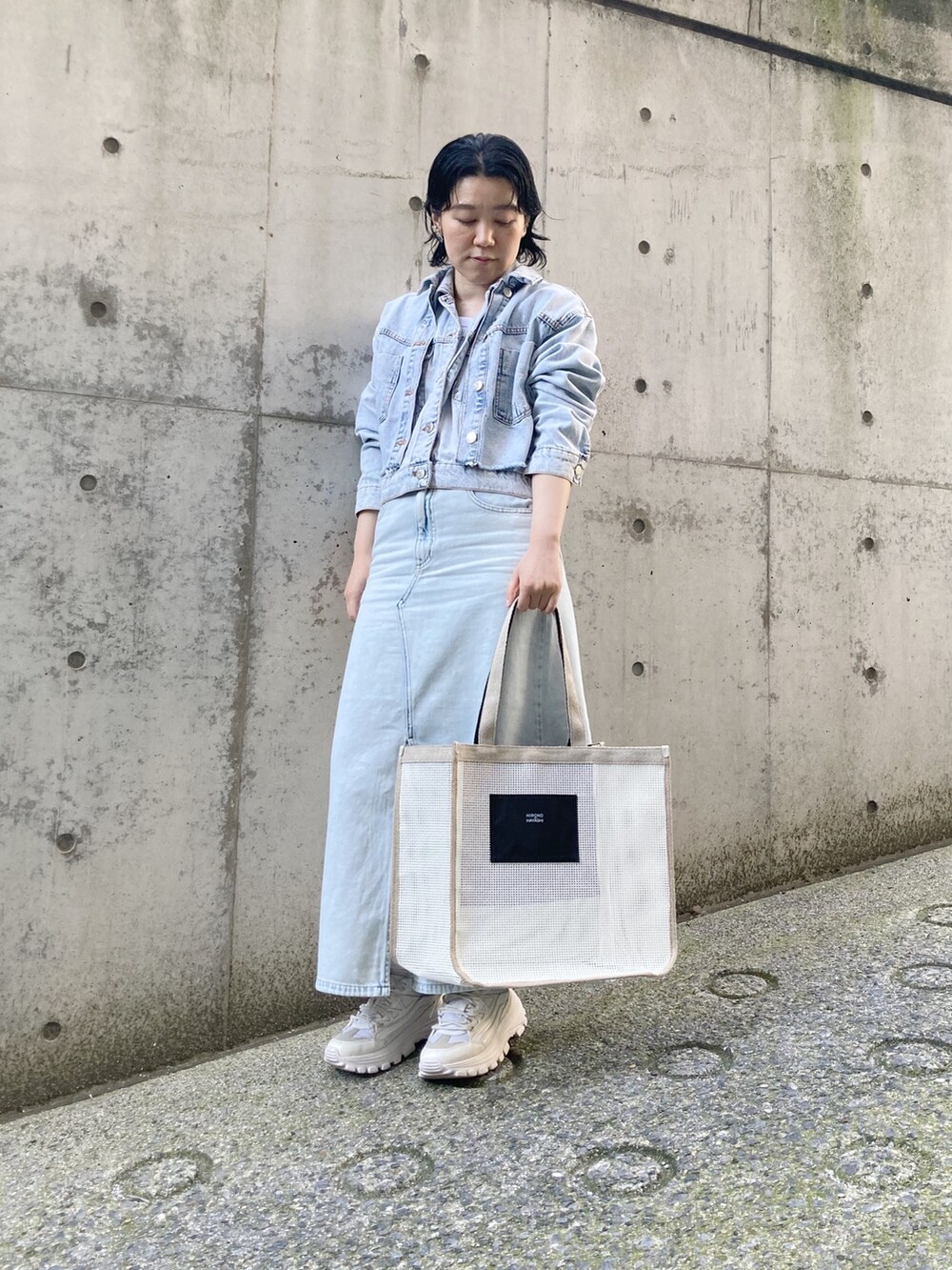 「HIROKO HAYASHI、HIROKOHAYASHI、ヒロコハヤシ、トートバッグ、デニム、ホワイト、カジュアル」｜「HIROKO HAYASHIのGRIGLIA（グリリア）トートバッグ（トートバッグ、ホワイト系）」を使った、mc_hhさん（レディース・156cm）の夏コーディネートの3枚目の写真