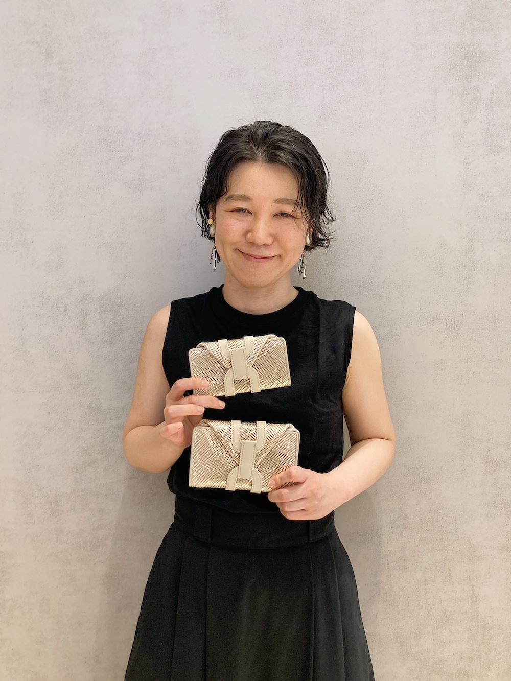 「財布、革小物、レザー、ワンピース、ブラック、大人かわいい、カジュアル」｜「HIROKO HAYASHIのCHIMERA(キメーラ)長財布ミニ（財布、ゴールド系）」を使った、mc_hhさん（レディース・156cm）の秋コーディネートの3枚目の写真