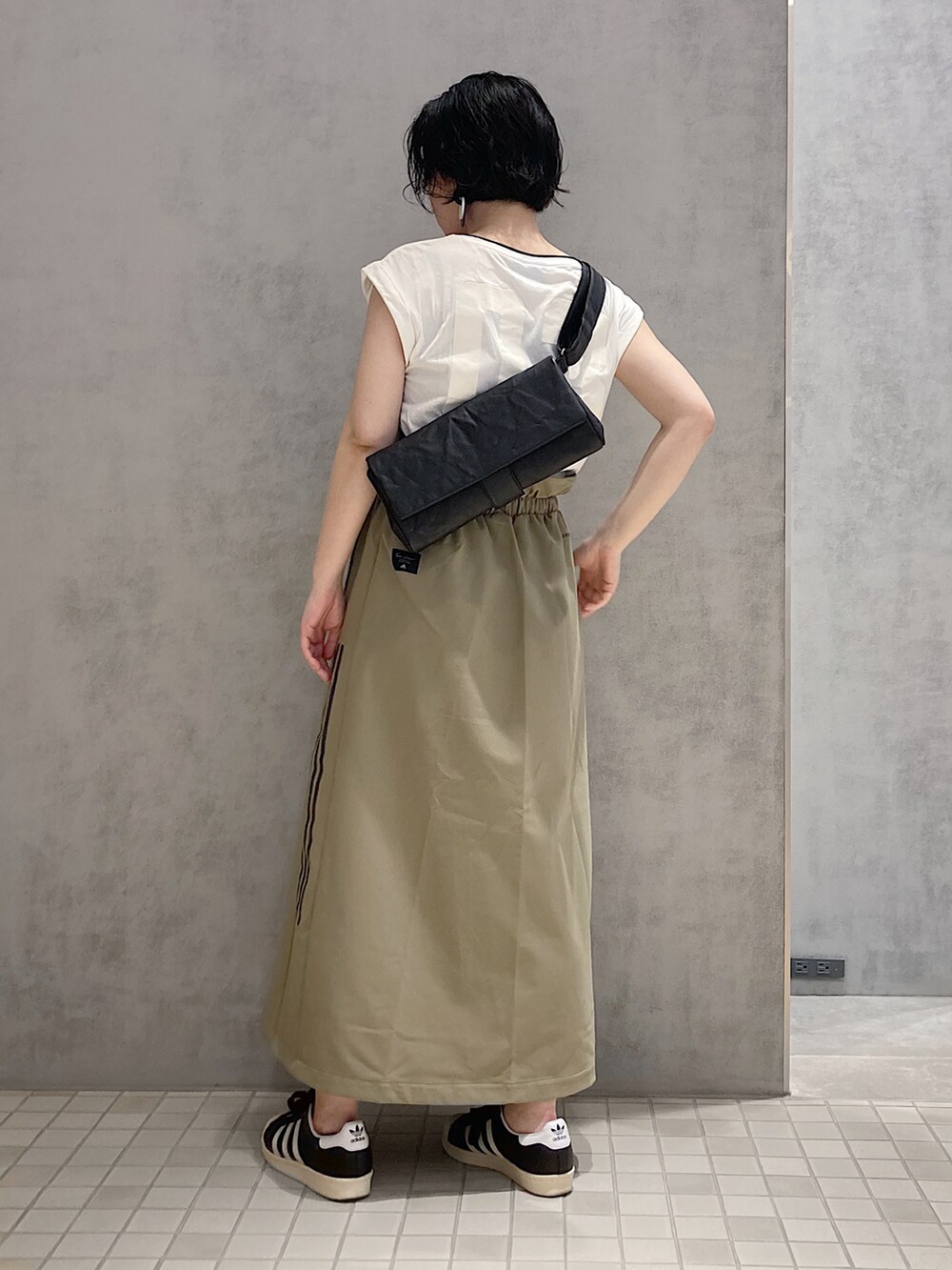 「ヒロコハヤシ、HIROKOHAYASHI、ロングスカート、HIROKO HAYASHI、スポーツミックス、スニーカー、カジュアルコーデ、リラックススタイル、オトナカジュアル、カジュアル、レザーバッグ」｜「HIROKO HAYASHIのBEFANA(ベファーナ)ショルダーバッグ（ショルダーバッグ、ブラック系）」を使った、mc_hhさん（レディース・156cm）の夏コーディネートの2枚目の写真