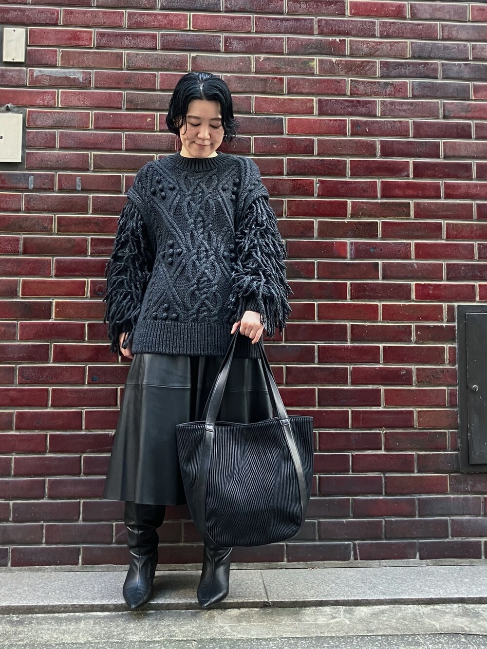 「ヒロコハヤシ、HIROKO HAYASHI、HIROKOHAYASHI、秋冬コーデ、トートバッグ、ニット、カジュアル」｜「HIROKO HAYASHIのASTRATTO（アストラット）トートバッグ（トートバッグ、グレー系）」を使った、mc_hhさん（レディース・156cm）の秋コーディネートの3枚目の写真