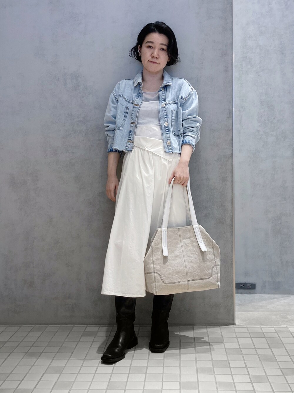 ベージュ系のトートバッグ、シルバー系のイヤリング、シルバー系のイヤリングを着用したレディースの春コーディネートの2枚目の写真