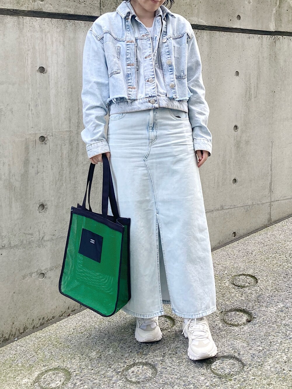「デニム、デニムオンデニム、メッシュ、ビビッドカラー、グリーン、ヒロコハヤシ、HIROKO HAYASHI、HIROKOHAYASHI」｜「HIROKO HAYASHIのGRIGLIA（グリリア）トートバッグ（トートバッグ、グリーン系）」を使った、mc_hhさん（レディース・156cm）の春コーディネートの4枚目の写真