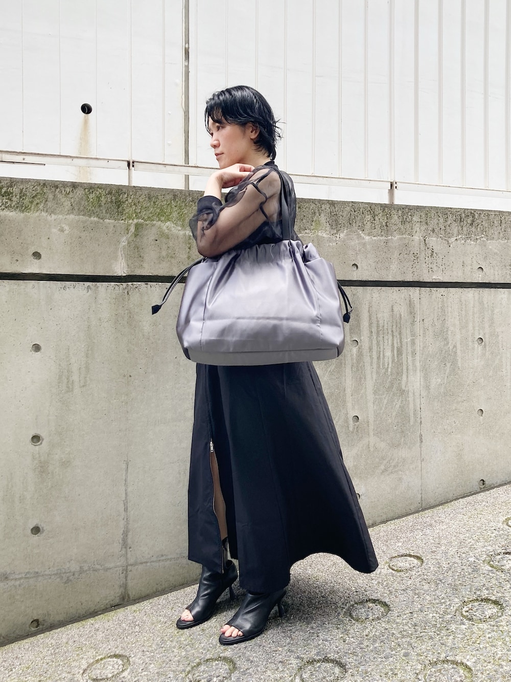「トートバッグ、ヒロコハヤシ、HIROKO HAYASHI、HIROKOHAYASHI、ワンピース、ブラック、カジュアル」｜「HIROKO HAYASHIのLUINI SATINE（ルイーニ サティーネ）トートバッグ（トートバッグ、ブラック系）」を使った、mc_hhさん（レディース・156cm）の夏コーディネートの2枚目の写真