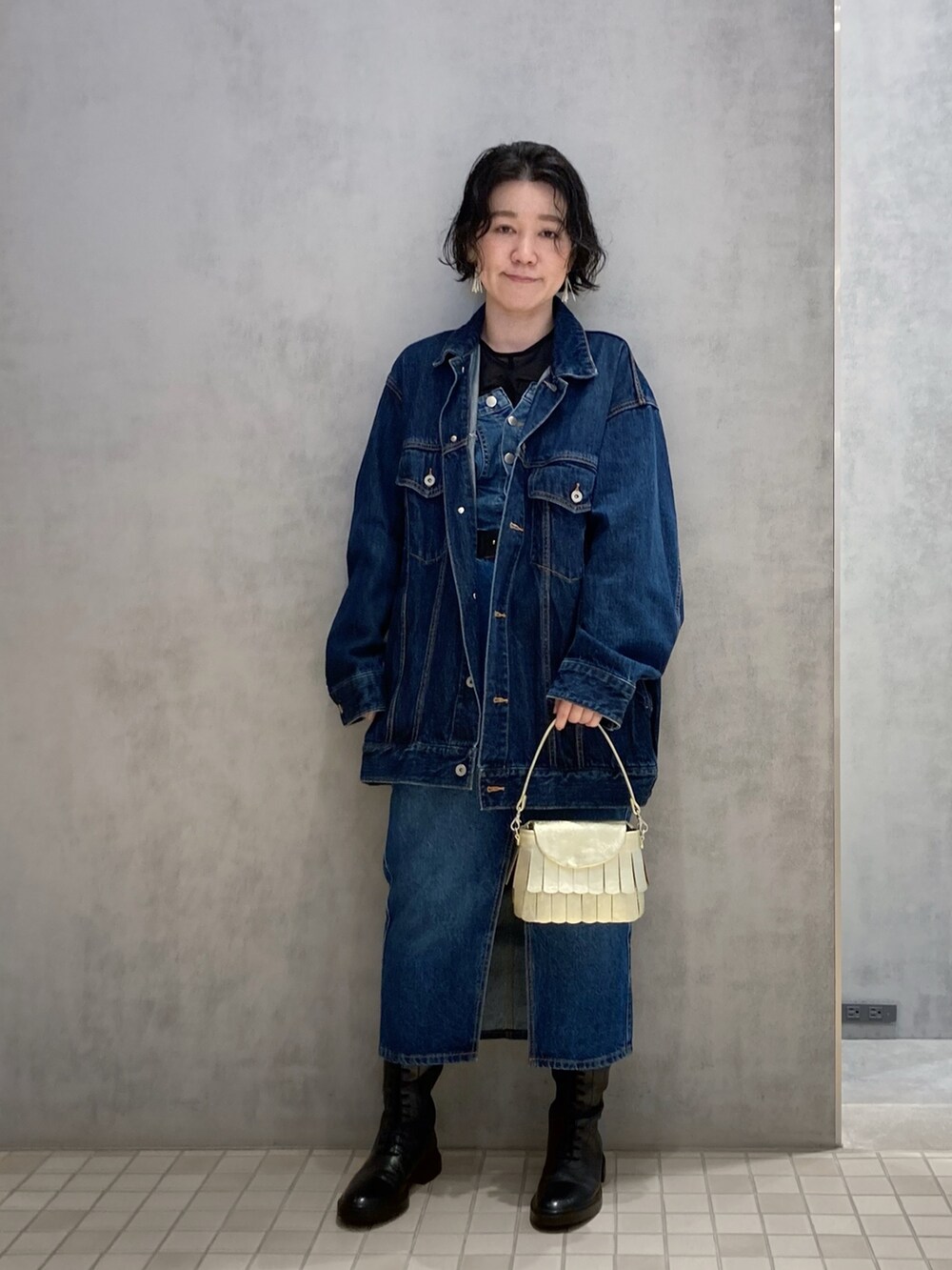 「デニム、デニムオンデニム、ビスチェ、ゴールド、ヒロコハヤシ、HIROKO HAYASHI、HIROKOHAYASHI、ミニバッグ」｜「HIROKO HAYASHIの◆FRANGIA（フランジャ）ミニショルダーバッグ（ショルダーバッグ、ゴールド系）」を使った、mc_hhさん（レディース・156cm）の春コーディネートの4枚目の写真