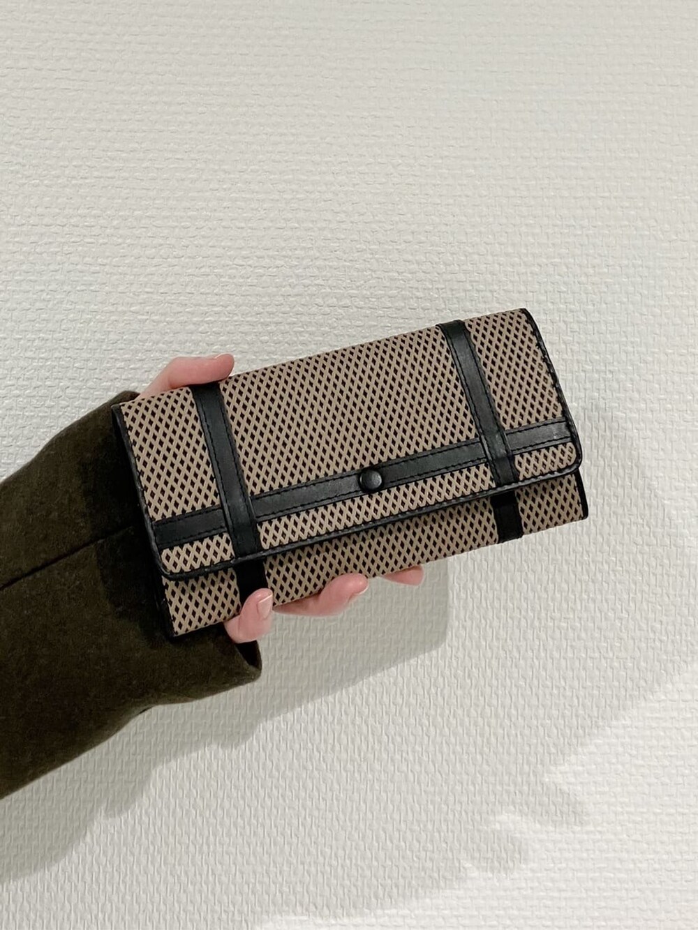 ブラック系の財布、ベージュ系の財布、ブラック系の財布を着用したレディースの冬コーディネートの3枚目の写真