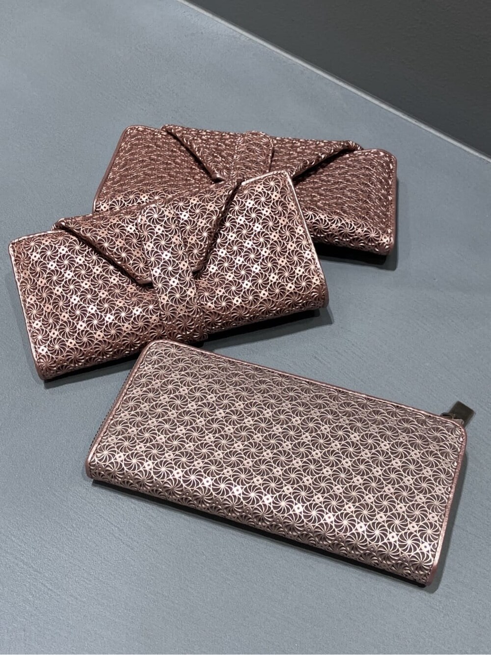 ピンク系の財布、ピンク系の財布、ピンク系の財布を着用したレディースの春コーディネートの4枚目の写真