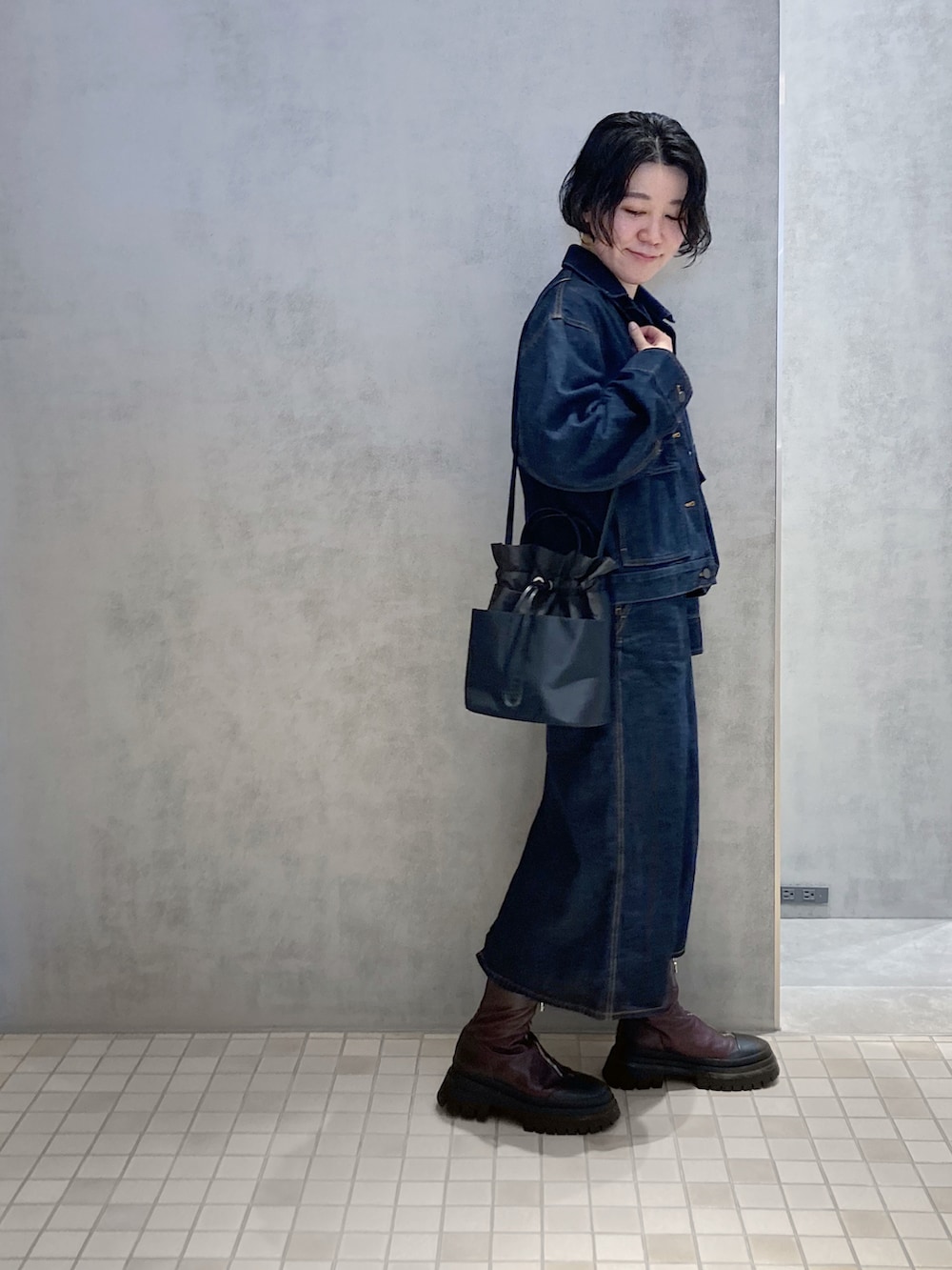 ブルー系のショルダーバッグを着用したレディースの春コーディネートの3枚目の写真