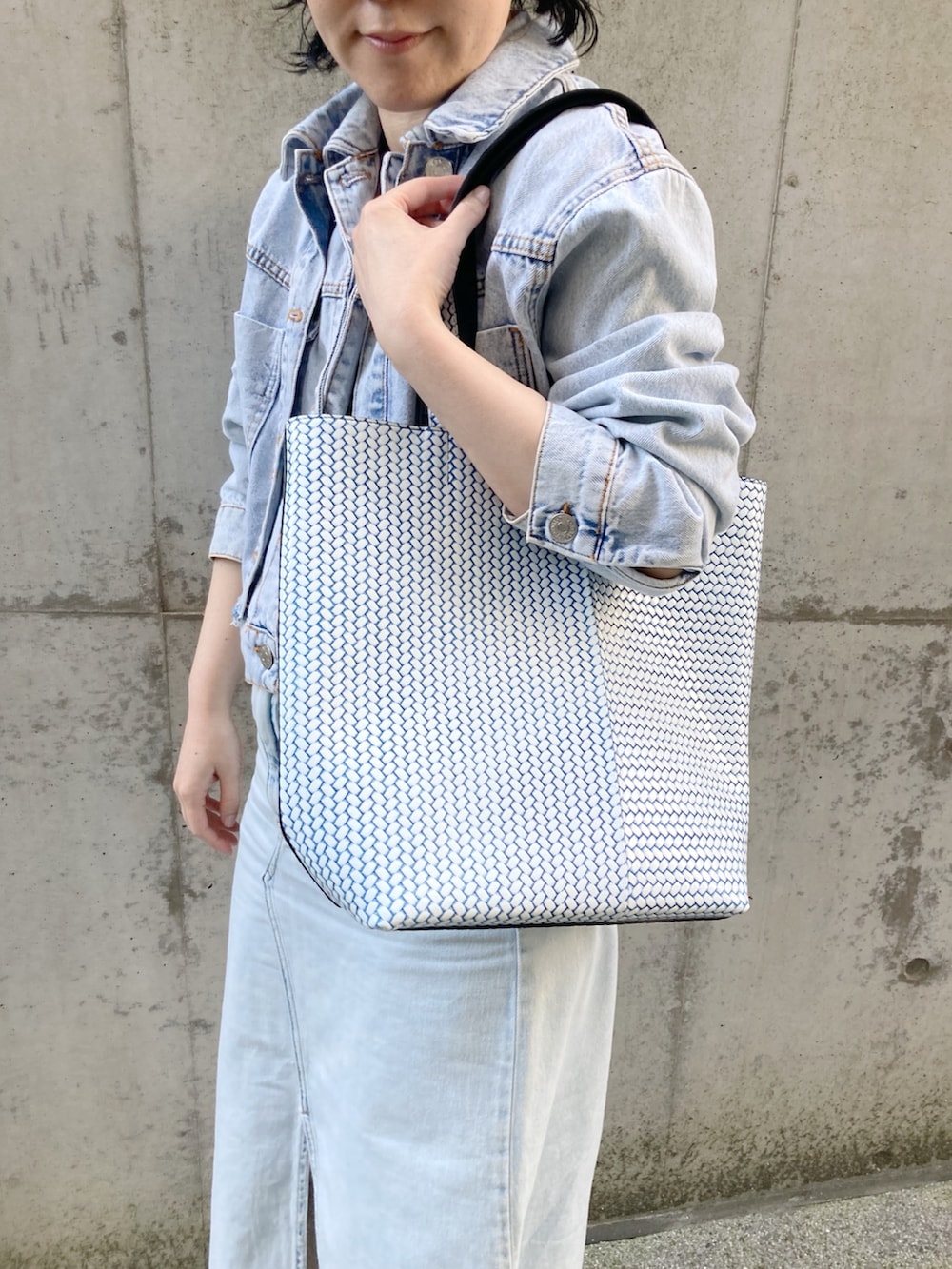 「トートバッグ、ヒロコハヤシ、HIROKO HAYASHI、HIROKOHAYASHI、デニム、カジュアル」｜「HIROKO HAYASHIの◆OTTICA（オッティカ）トートバッグM（トートバッグ、ブルー系）」を使った、mc_hhさん（レディース・156cm）の夏コーディネートの2枚目の写真