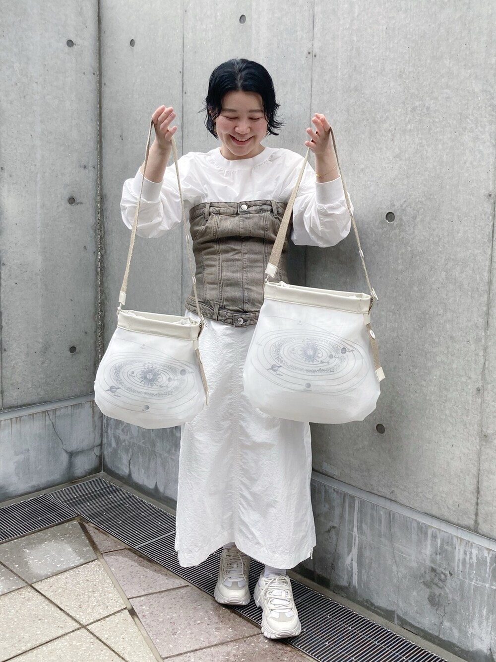 「シアー、ホワイト、ホワイトコーデ、カジュアル、ビスチェ、ヒロコハヤシ、HIROKO HAYASHI、HIROKOHAYASHI」｜「HIROKO HAYASHIのFABRE（ファーブル）ショルダーバッグS（ショルダーバッグ、ホワイト系）」を使った、mc_hhさん（レディース・156cm）の春コーディネートの3枚目の写真