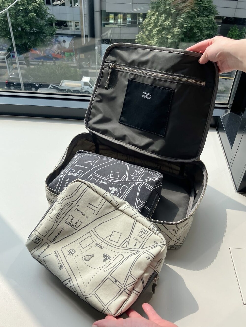 ブラック系のポーチ、ベージュ系のポーチ、ブラック系のポーチを着用したレディースの秋コーディネートの4枚目の写真