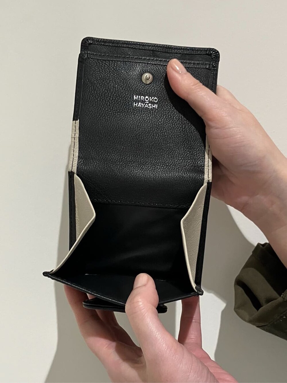 ブラック系の財布、ブルー系の財布、ブルー系の財布を着用したレディースの秋コーディネートの8枚目の写真