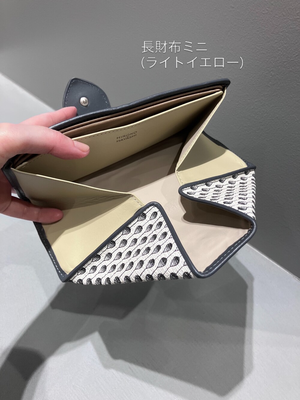 イエロー系の財布、ブルー系の財布、イエロー系の財布を着用したレディースの夏コーディネートの3枚目の写真