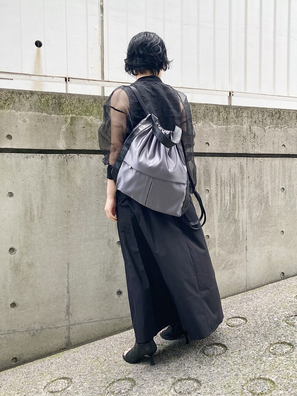 グレー系のバックパック/リュックを着用したレディースの夏コーディネートの2枚目の写真