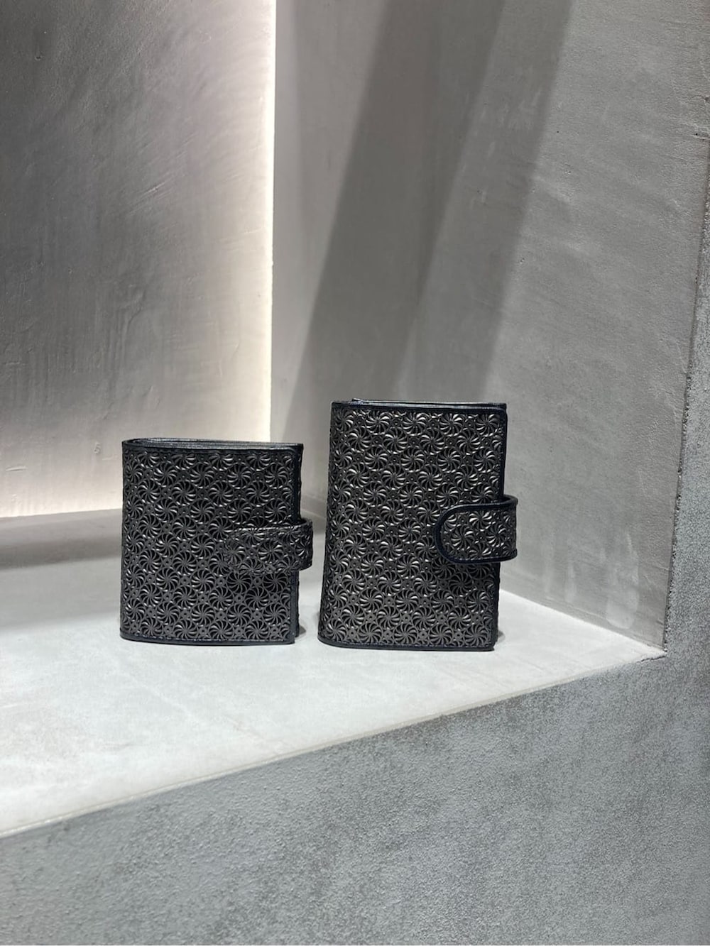 ブラック系の財布、ゴールド系の財布、ピンク系の財布を着用したレディースの夏コーディネートの7枚目の写真